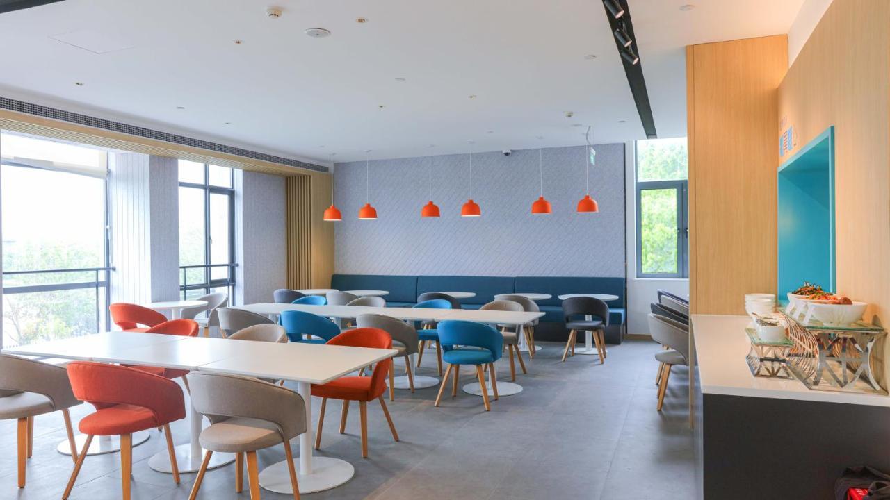 Holiday Inn Express Shanghai Pudong Airport By Ihg Екстер'єр фото