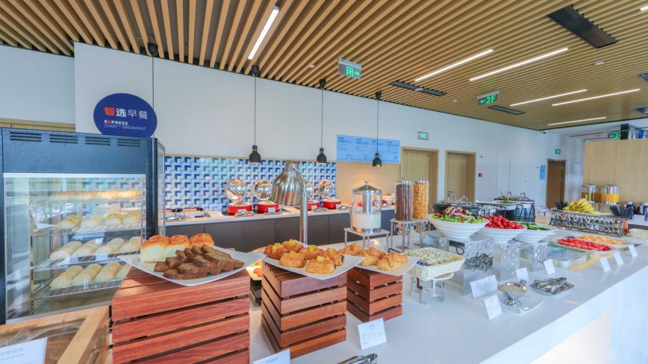 Holiday Inn Express Shanghai Pudong Airport By Ihg Екстер'єр фото