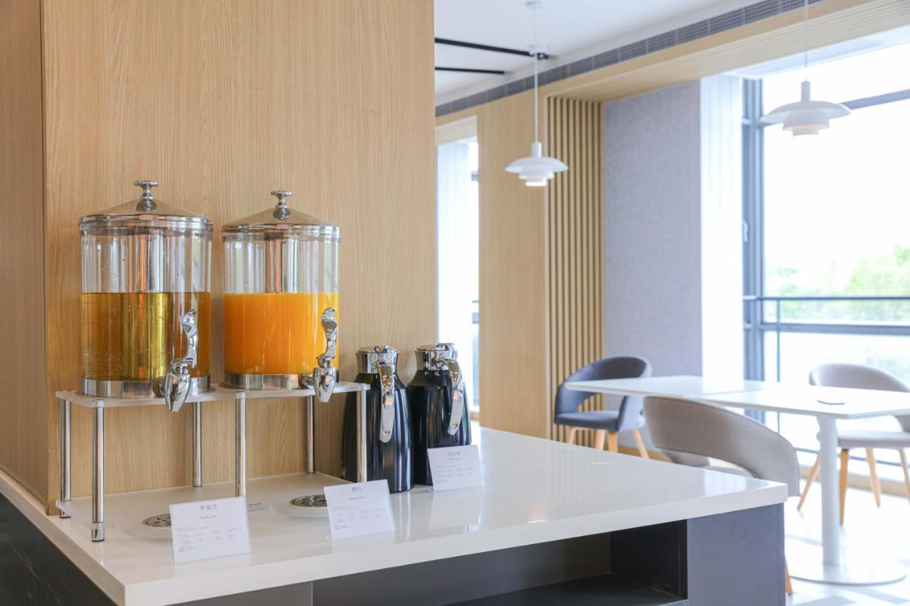 Holiday Inn Express Shanghai Pudong Airport By Ihg Екстер'єр фото