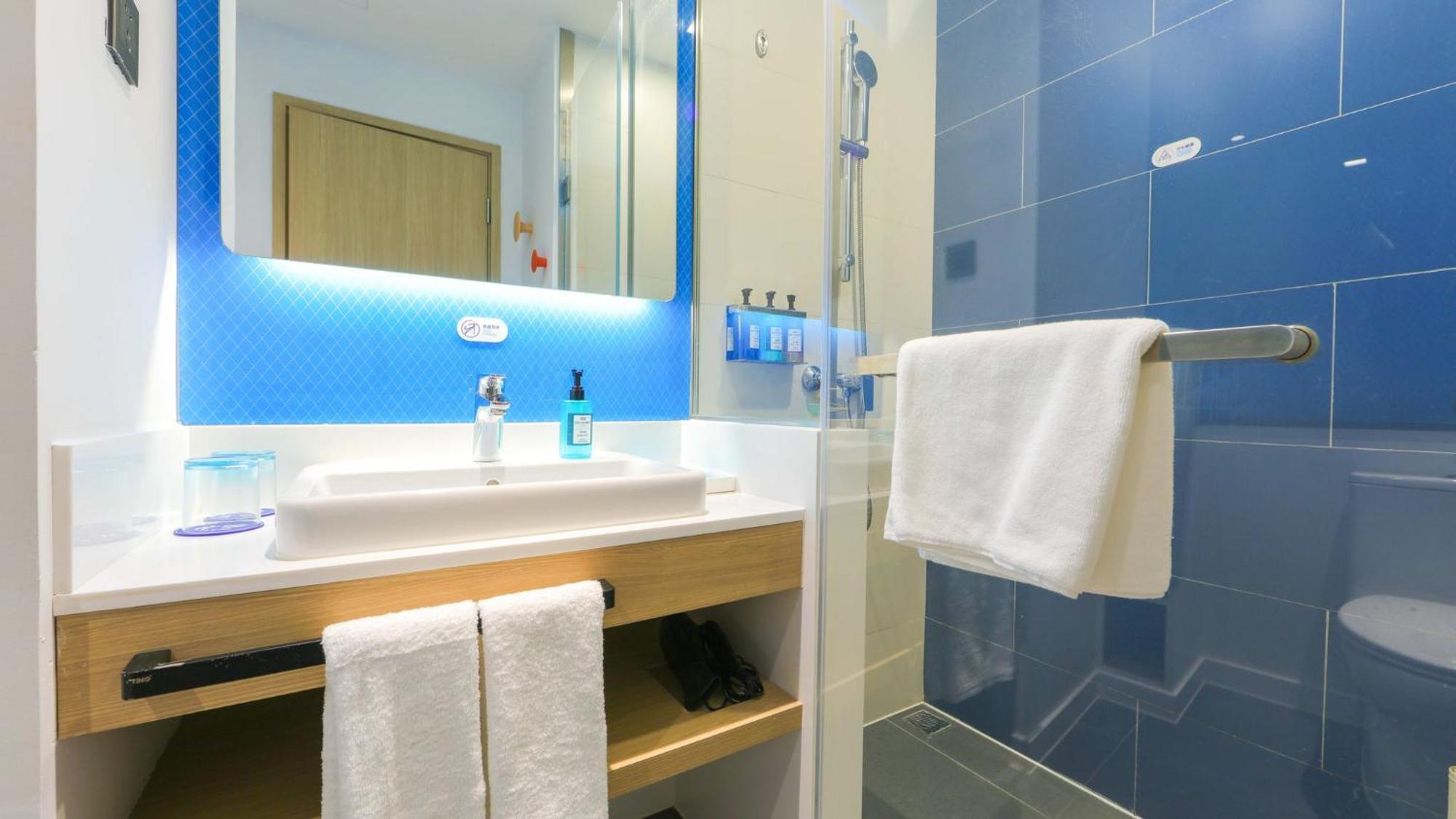 Holiday Inn Express Shanghai Pudong Airport By Ihg Екстер'єр фото