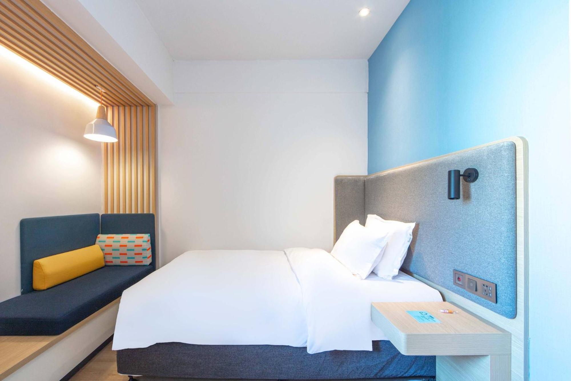 Holiday Inn Express Shanghai Pudong Airport By Ihg Екстер'єр фото