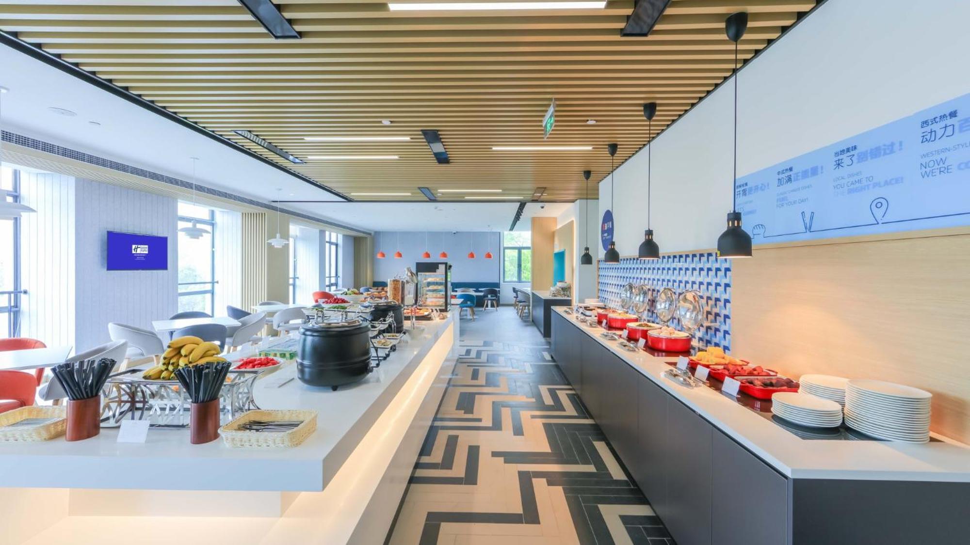 Holiday Inn Express Shanghai Pudong Airport By Ihg Екстер'єр фото