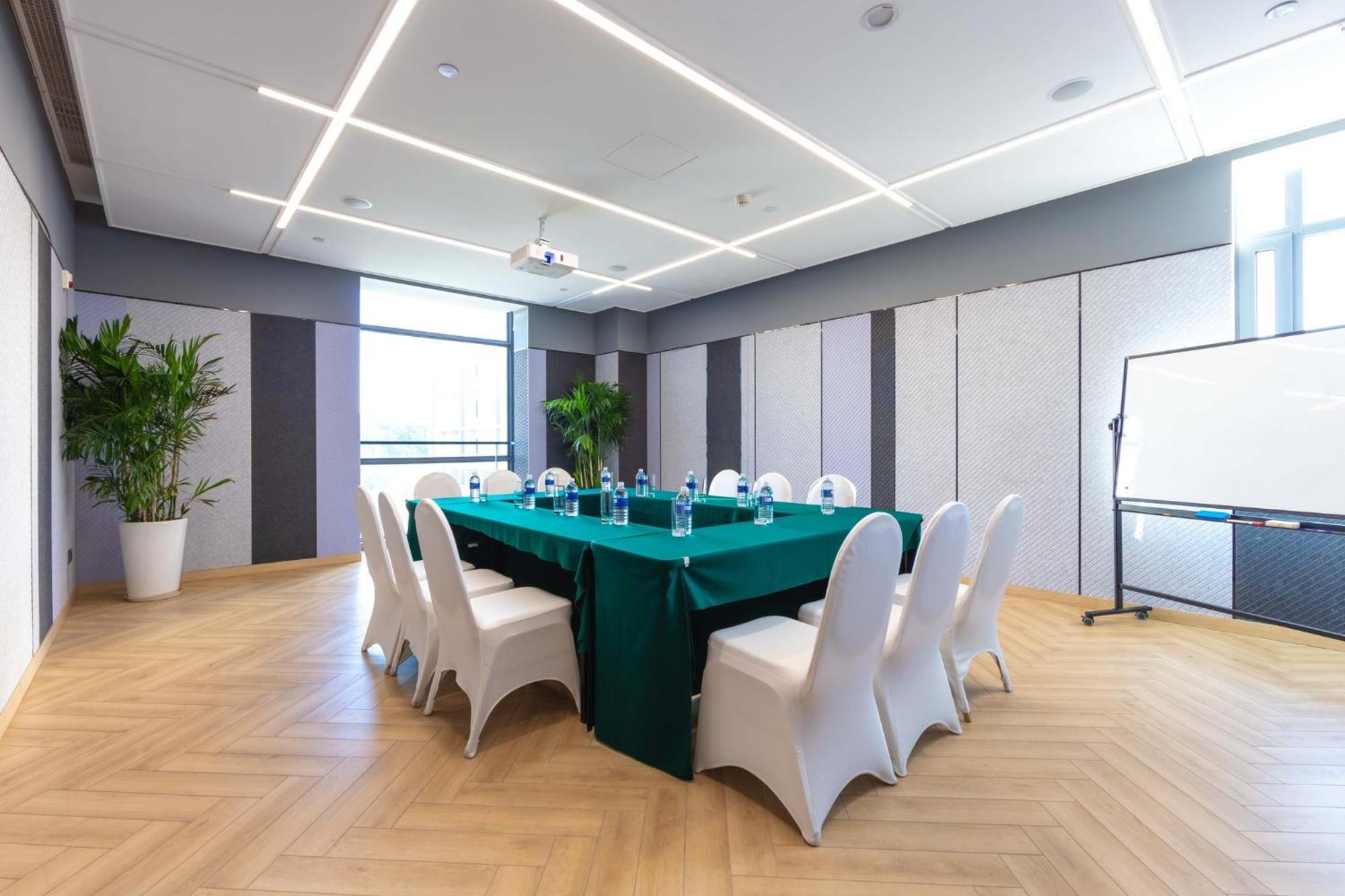 Holiday Inn Express Shanghai Pudong Airport By Ihg Екстер'єр фото
