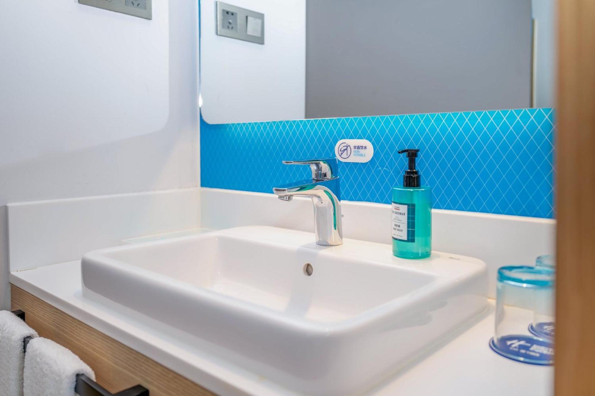 Holiday Inn Express Shanghai Pudong Airport By Ihg Екстер'єр фото